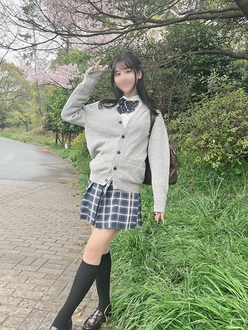 FC2-PPV-4669180: Emi-chan - 18-jährige, schlanke Schönheit mit fairer Haut und versteckt großen Brüsten aus dem Tee-Zeremonie-Club