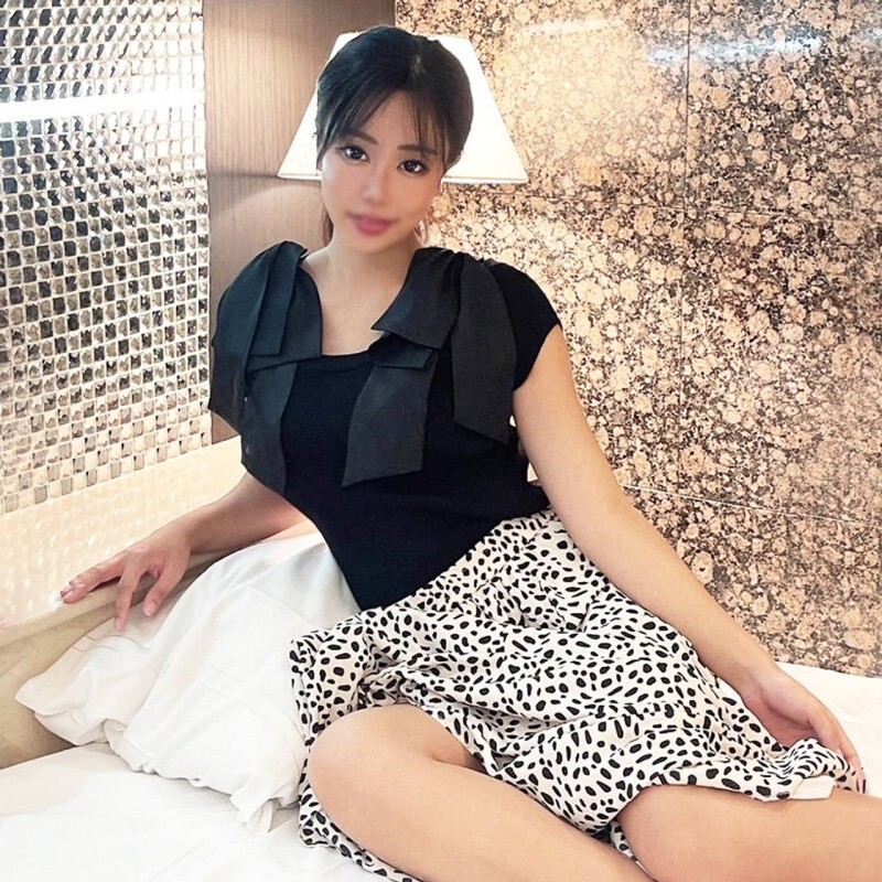 Experience the Passion: S-Class Receptionist Provides Unforgettable Blowjob